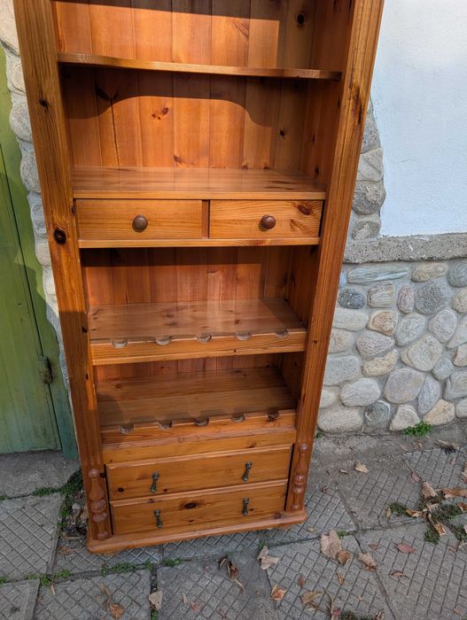 Масивен шкаф за вино и алкохол – стил, функционалност и характер!