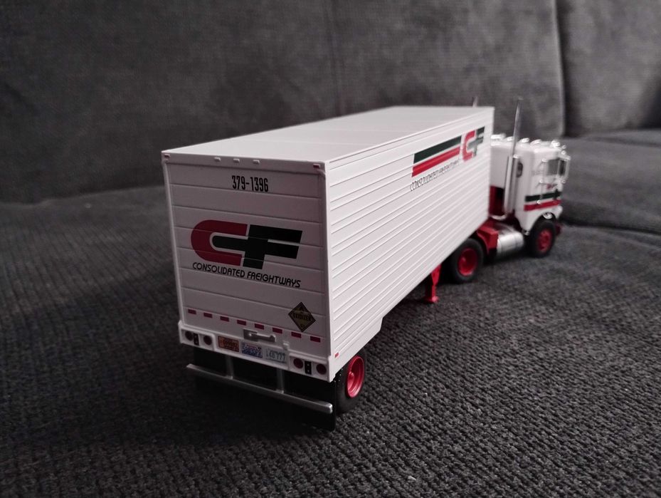 Америкнски камион Freightliner COE (1966) "C.E." , Полуремарке , 1:43