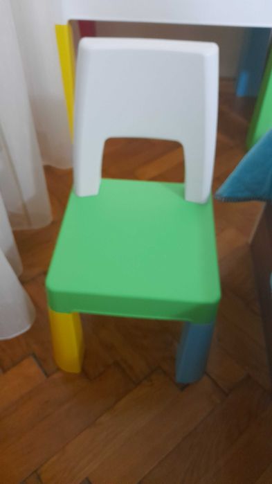Vînd masă si scaun copii