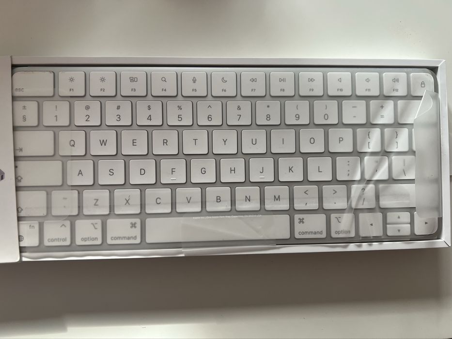 Продавам чисто нова Apple Magic Keyboard (A2450) – Бялa