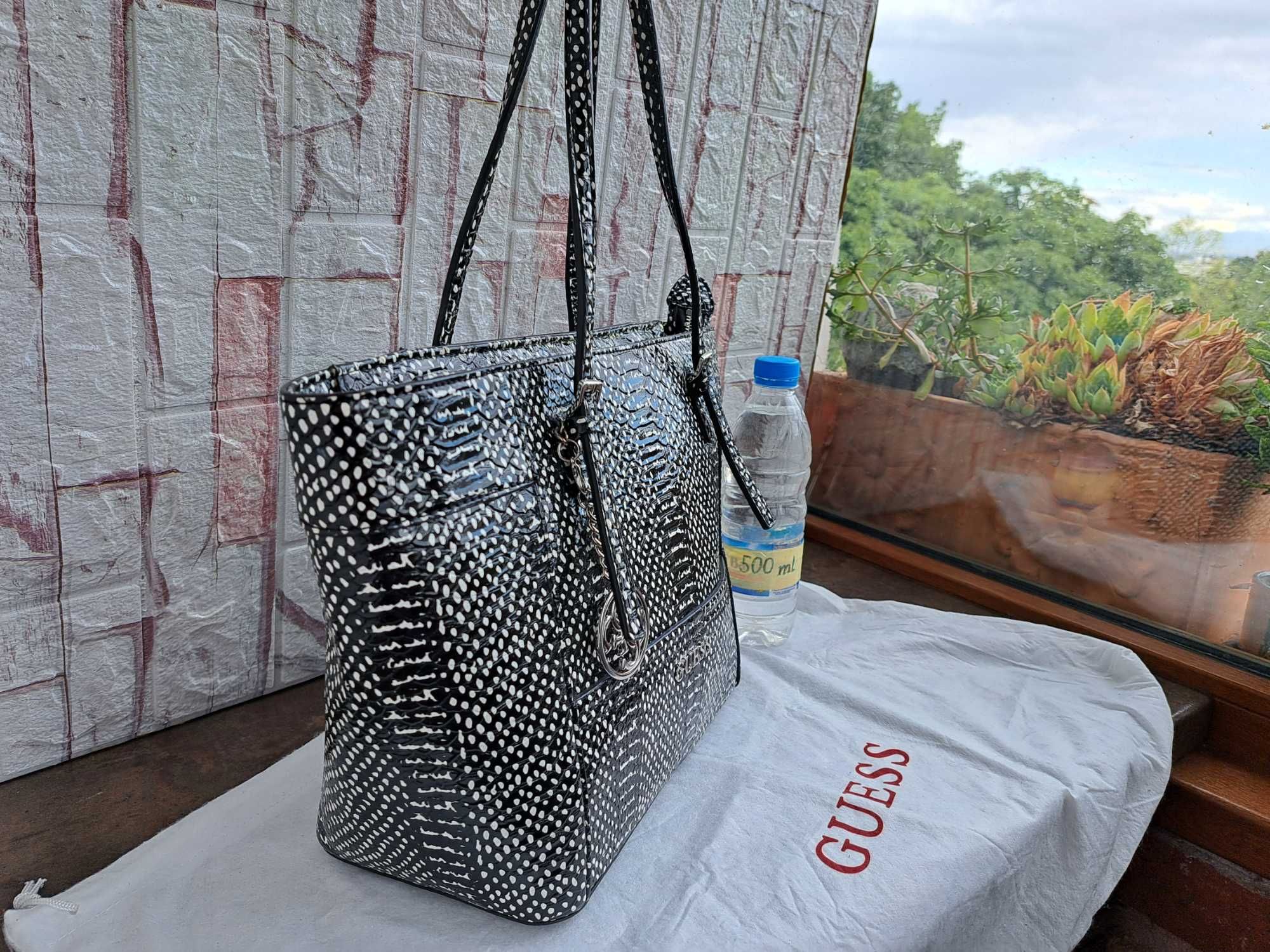 дамска чанта GUESS,черно /бяла