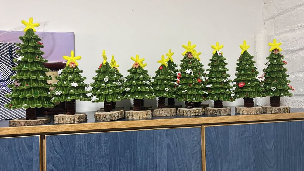 Brăduți,ornamente de crăciun, buchete de flori toate realizate manual