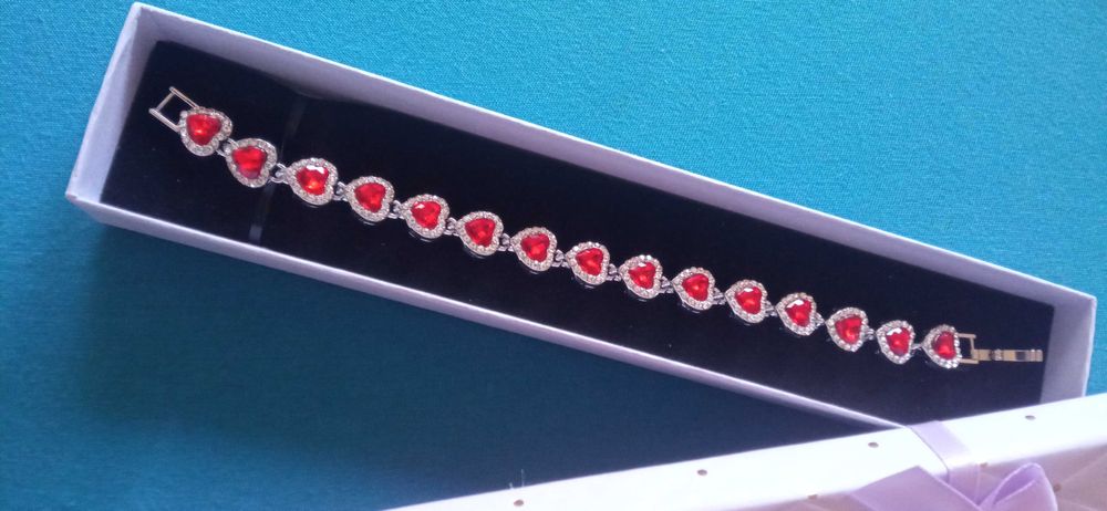 Елегантна, нова, сребърна гривна в кутия