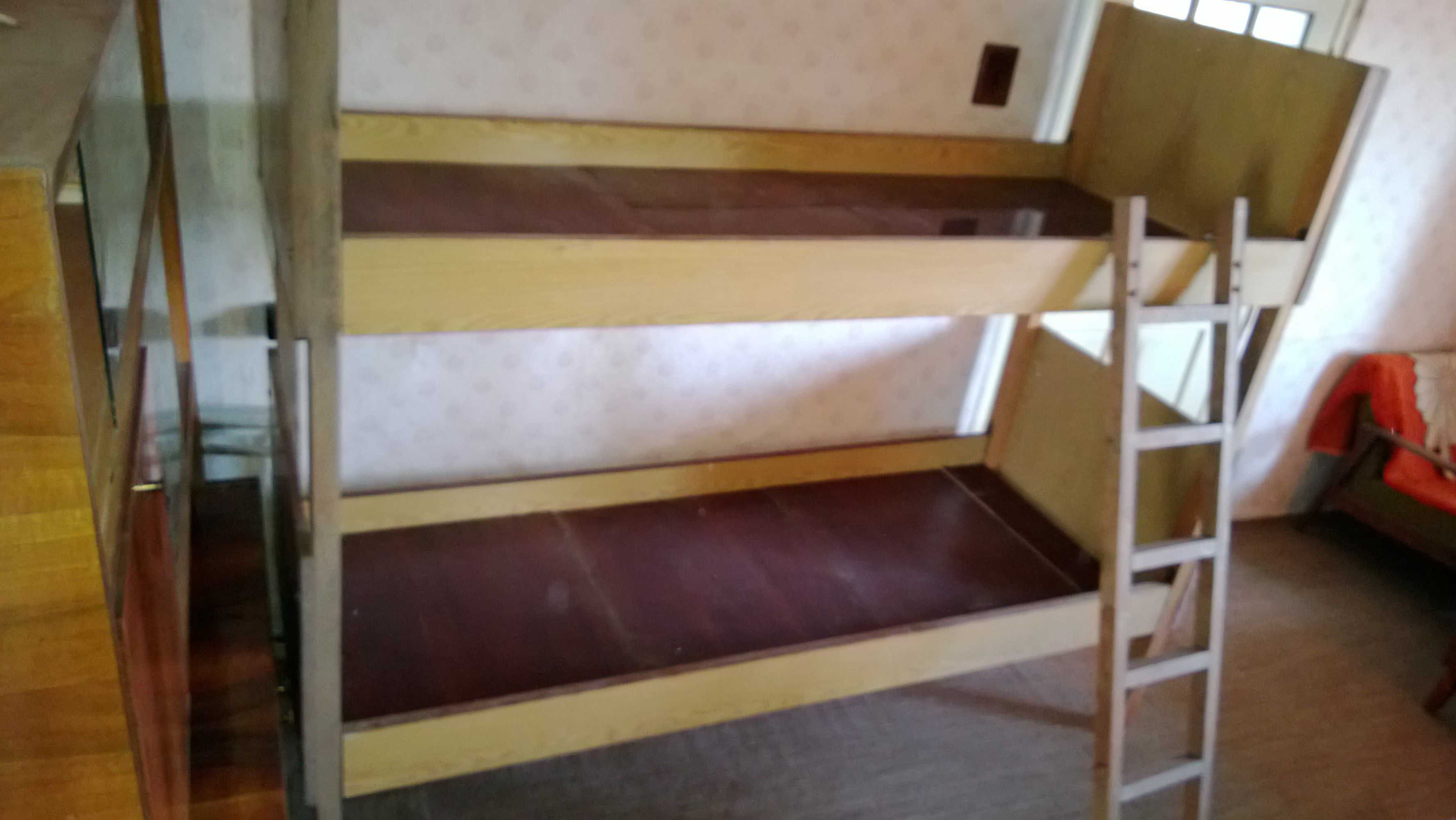 двуетажно детско легло със стълба