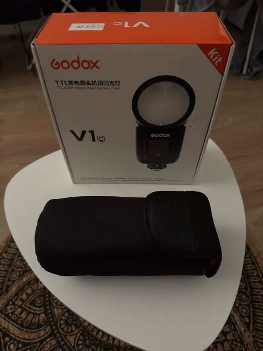 Продавам светкавица  GODOX V1c за Canon.