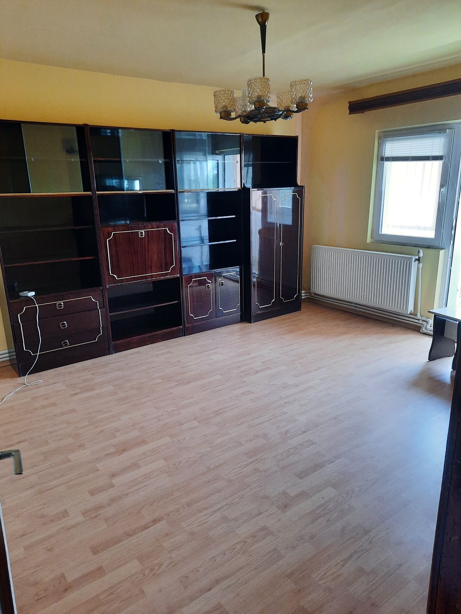 De închiriat apartament 3 camere