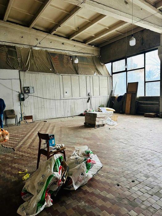 Сдаются в аренду помещения разной площади под офисы и склады.