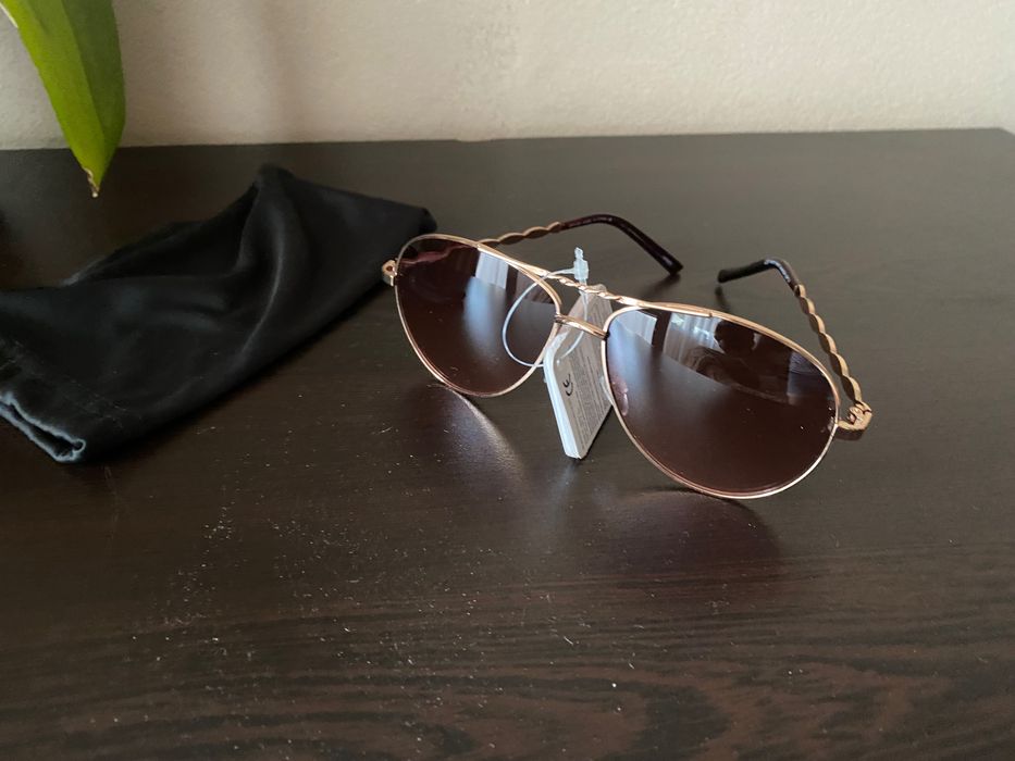 Слънчеви очила, нови със златиста рамка!