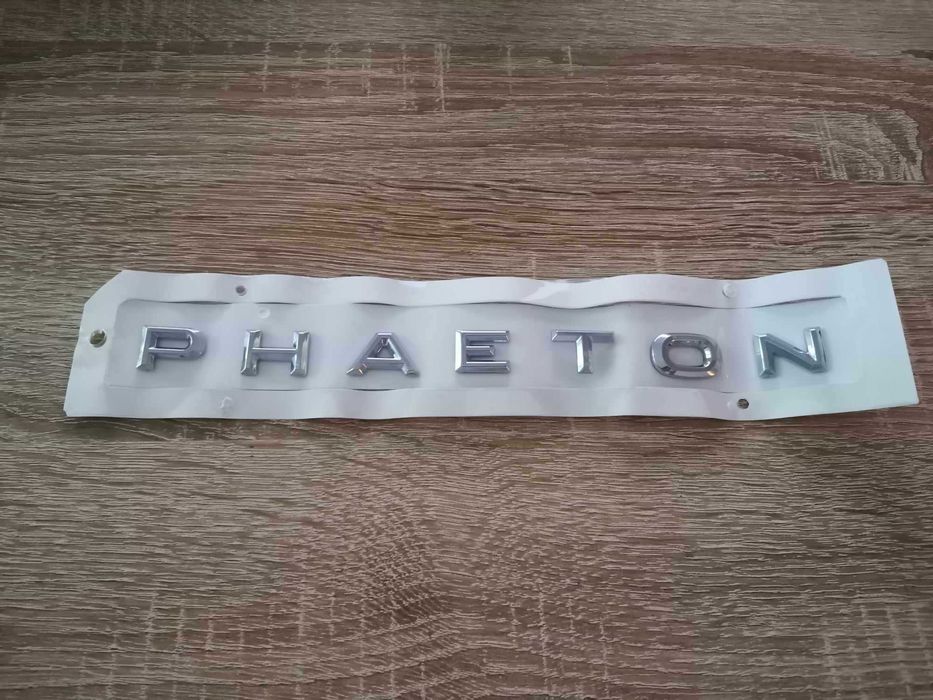 сребрист надпис Volkswagen Phaeton