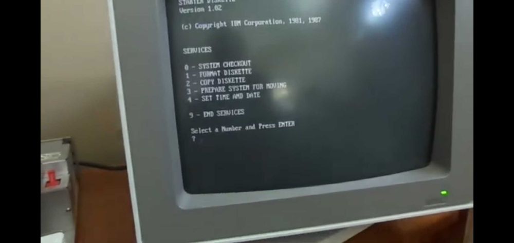 IBM ретро компютър 386 с монитор