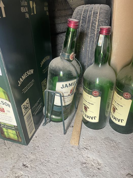 Пустые бутылки Jameson обьем 4,5 качели