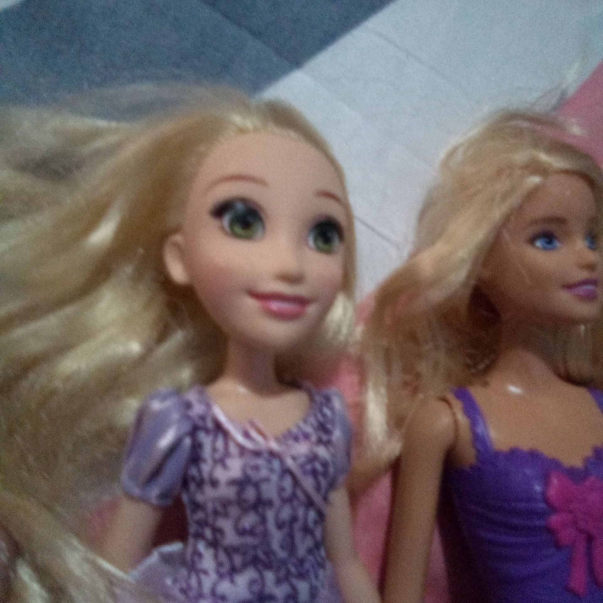 Lot papusi,2 Barbie și una disney