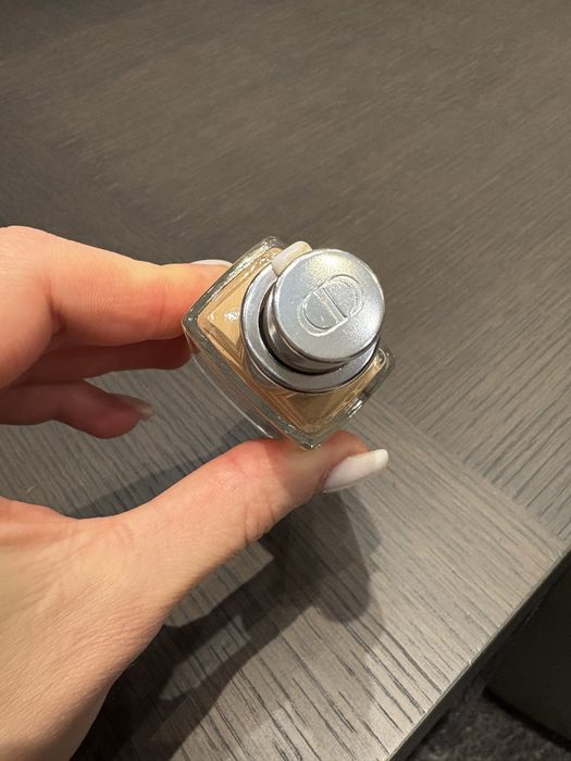 Фон дьо тен Dior, Armani