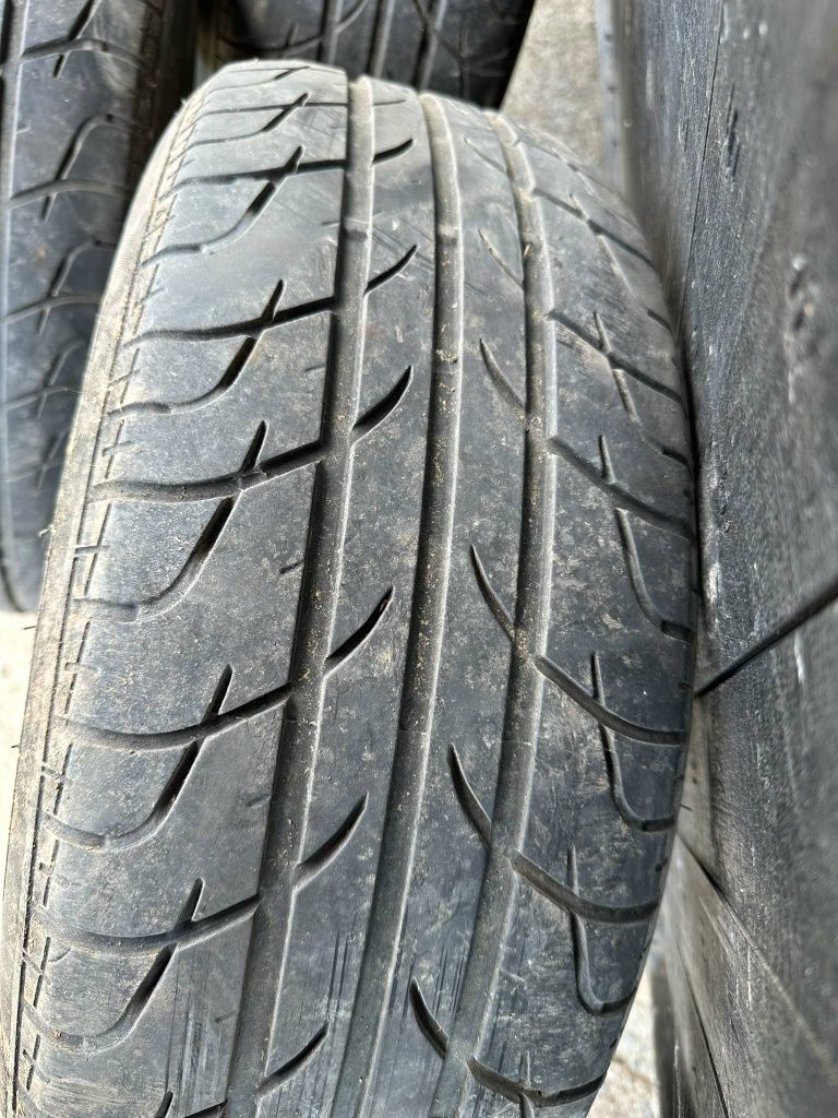 Гуми 215/60 R16.