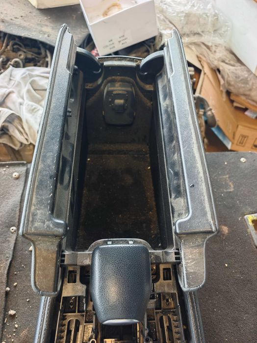 Бежов или Черен подлакътник кожен конзола Mercedes W218 CLS Мерцедес