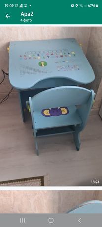 Детская парта и стулья