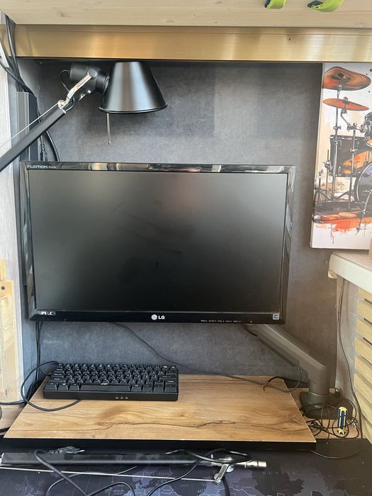 Продам монитор Lg 24 ips с кронштейном.