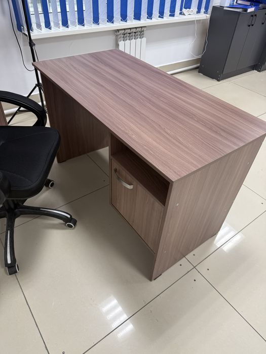 Продам мебель офисную, столы, шкаф под документы, шкаф одежный