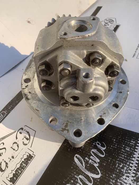 Vând pompa hidraulica ,pentru tractor ford 5000
