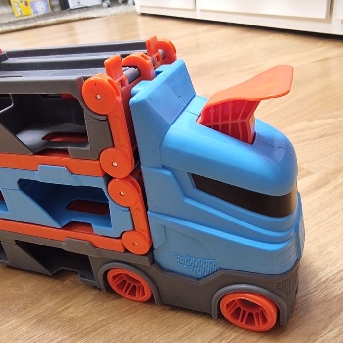 Tir masinute si pista hot wheels