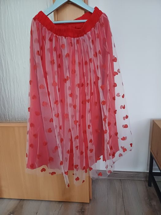 Vând fusta foarte frumoasa material mătase  deasupra  voal cu model