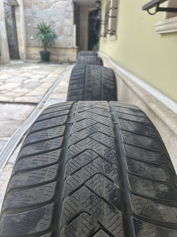 Зимни гуми Pirelli 255/40/20  dot23