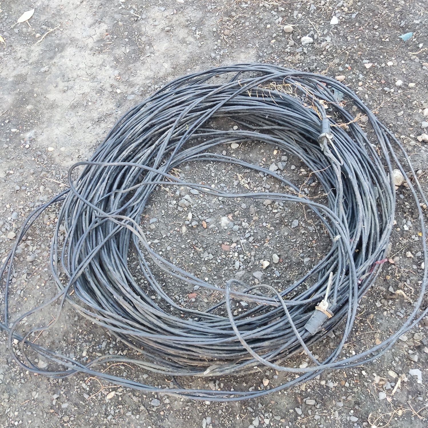 Vând cablu curent de aluminiu sau schimb cu 7 saci ciment de 40kg.