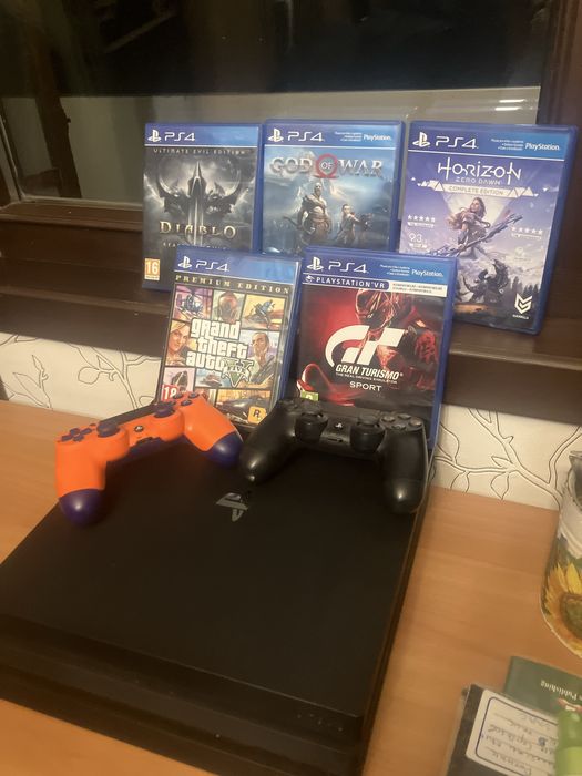 PS4 PRO С 5 игри 1 ТБ