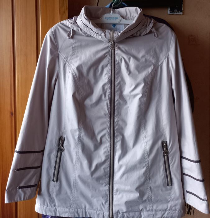 Продам ветровку в отличном состоянии