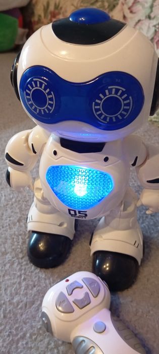 Robotel dansator cu telecomanda