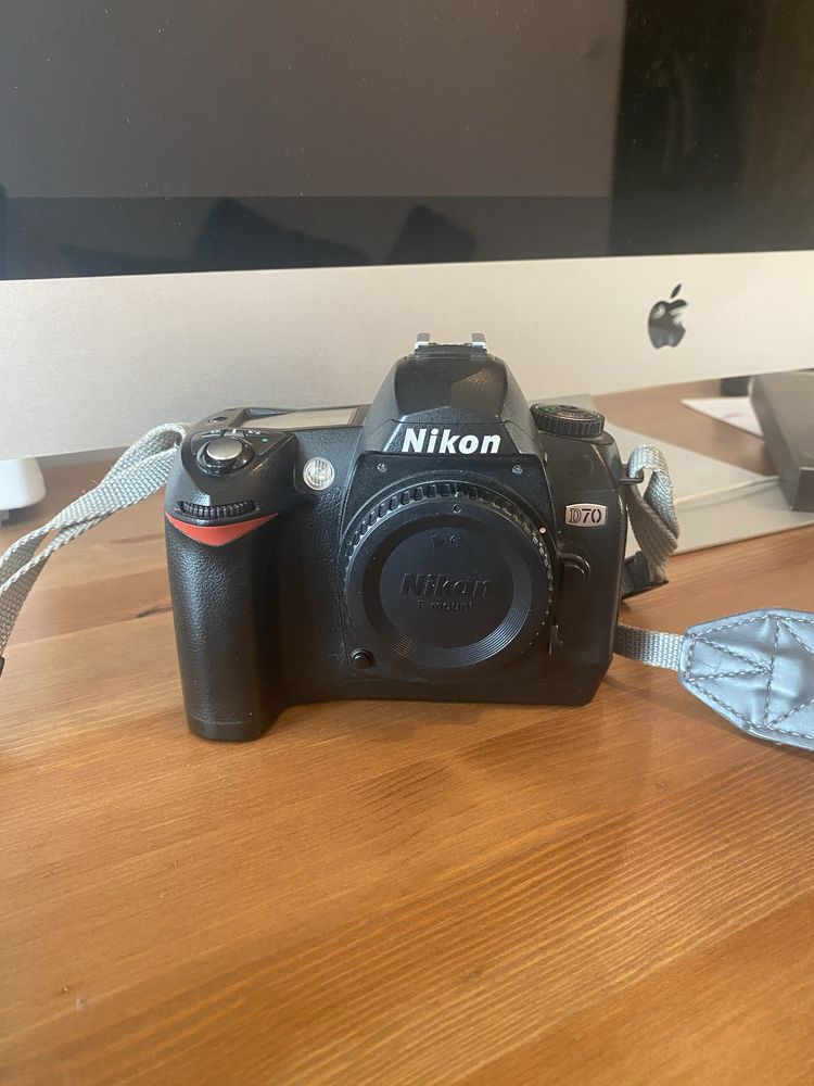 DSLR Nikon D70 ( plus obiectiv Nikon 18-55 AF-S VR )