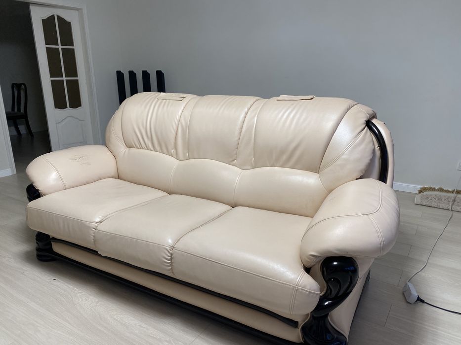 Диван кожаный с двумя креслами в отличном состоянии.