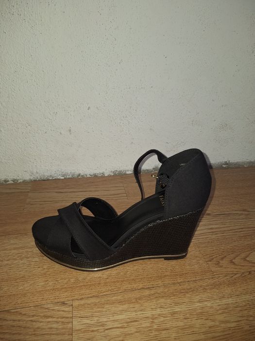 Нови обувки на платформа