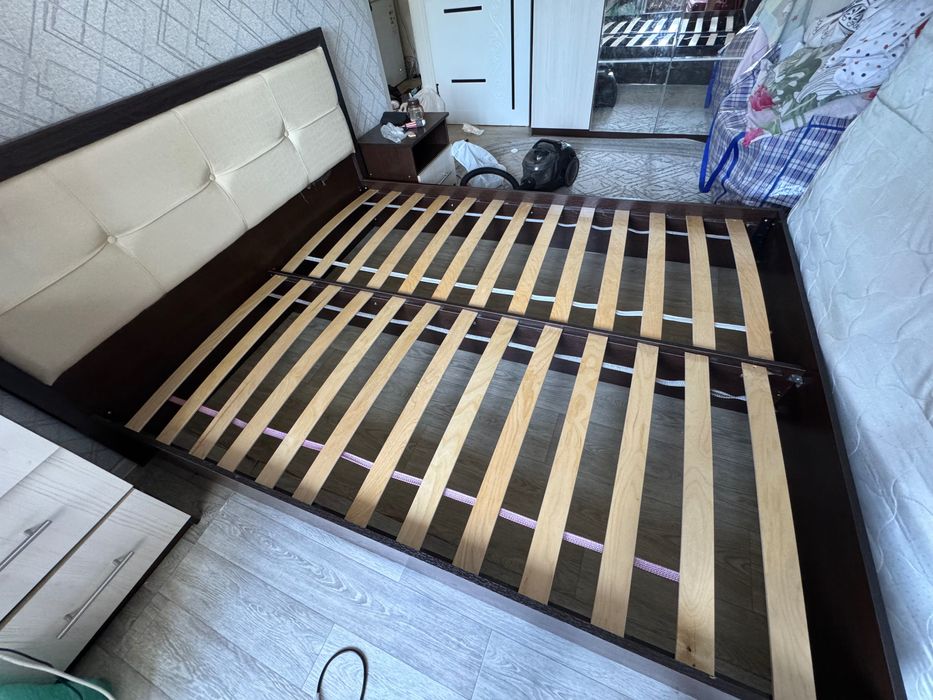 Продам двуспальную кровать с тумбочками