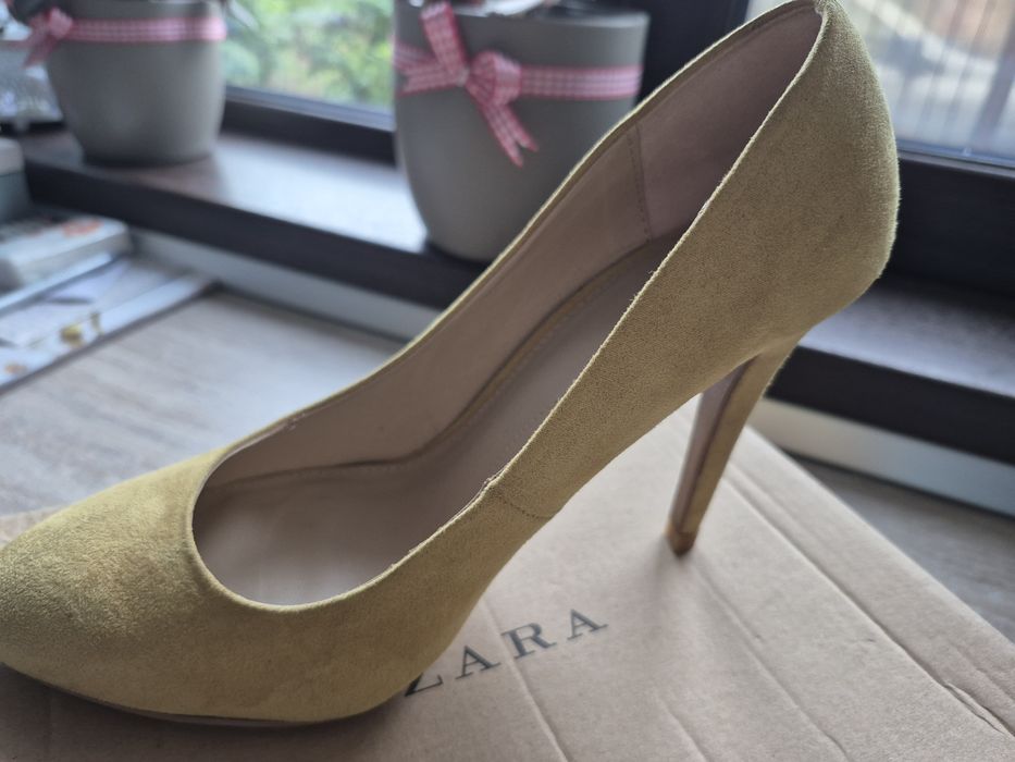 Pantofi de dama de la Zara, din imitatie piele intoarsa, galben-mustar