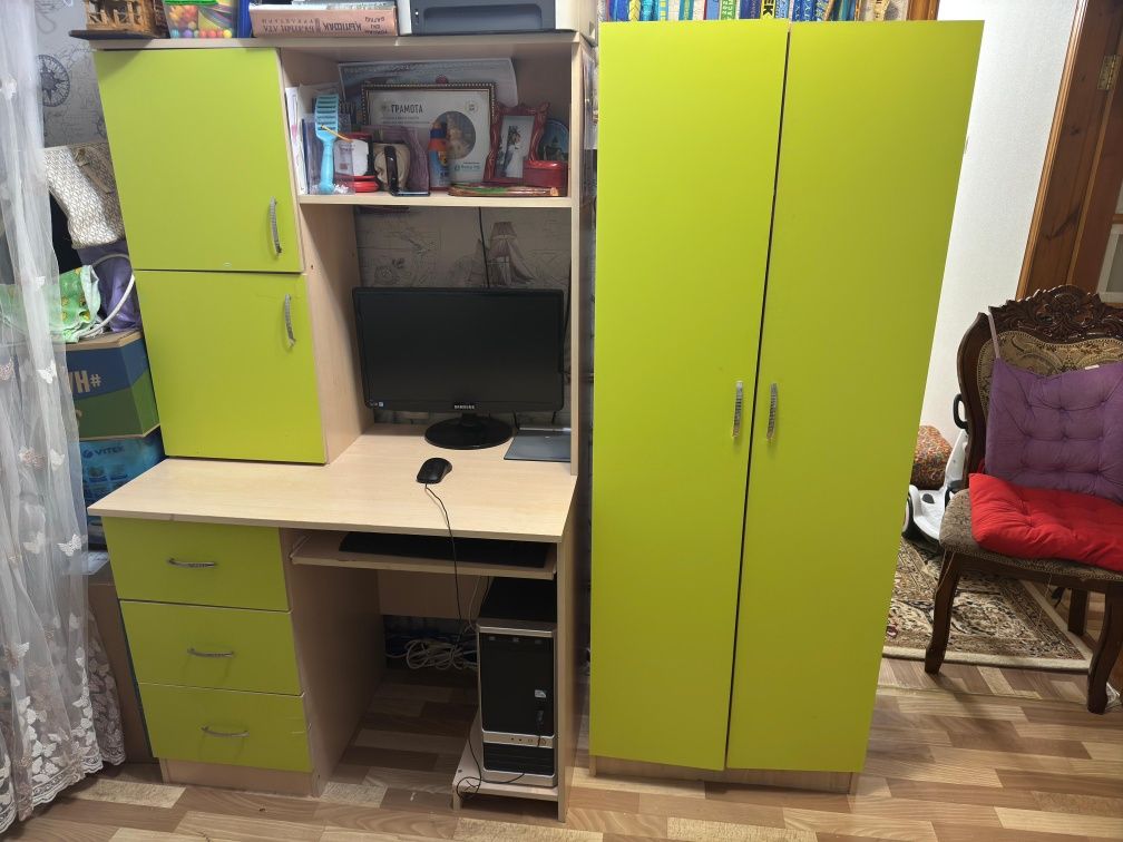 Продается шкафчик с компьютерным столом