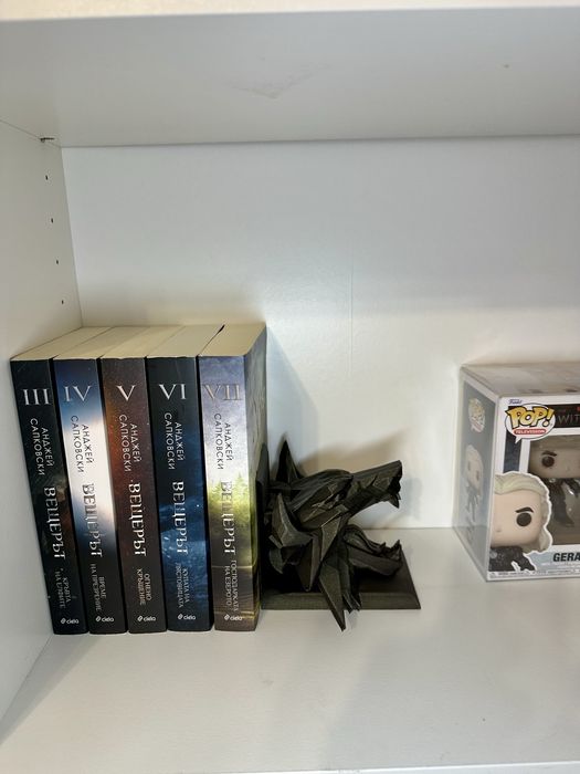 3D принтирана поставка за книги „Вещерът“ – глава на вълк