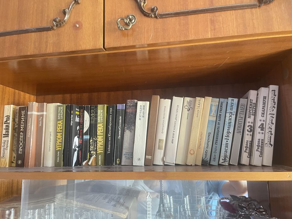 Разпродажба на стара библиотека с книги