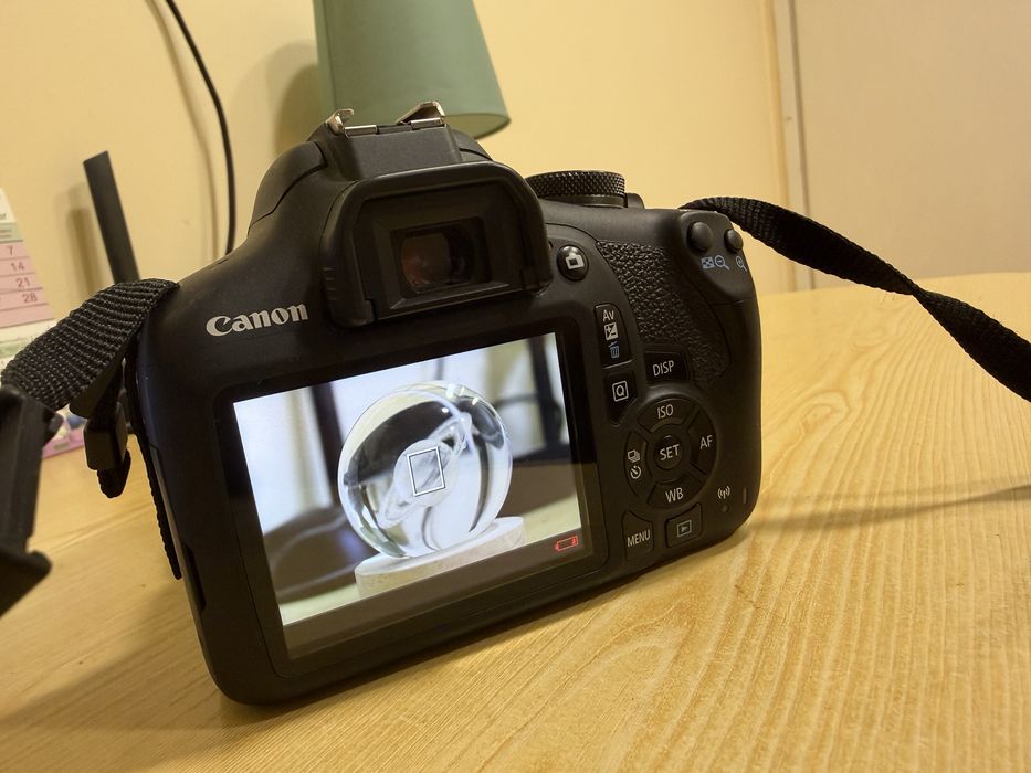 Canon EOS 2000D + обектив