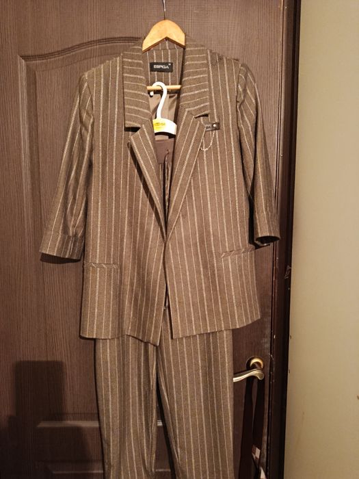 Продам костюм женский