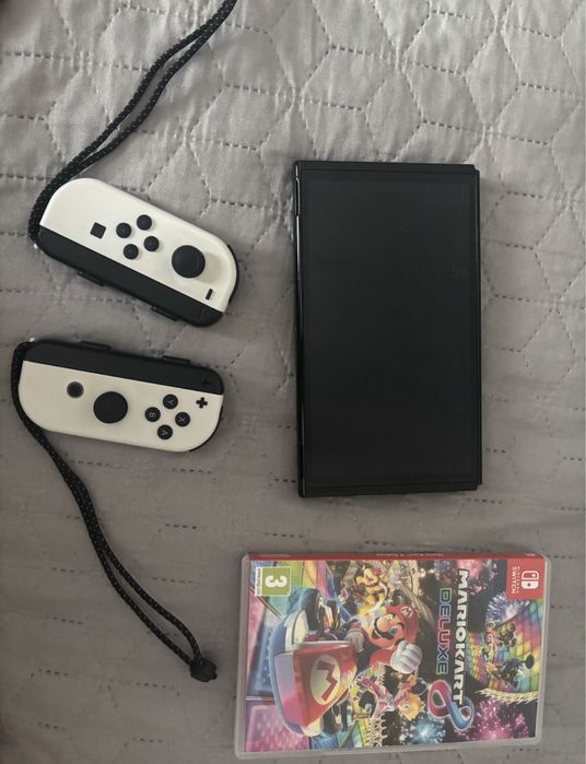 Nintendo OLED cu Mario Kart