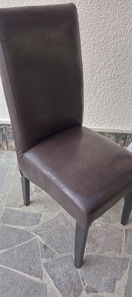 Masa  cu diametrul de 120cm cu 4 scaune tapițate în stare foarte buna
