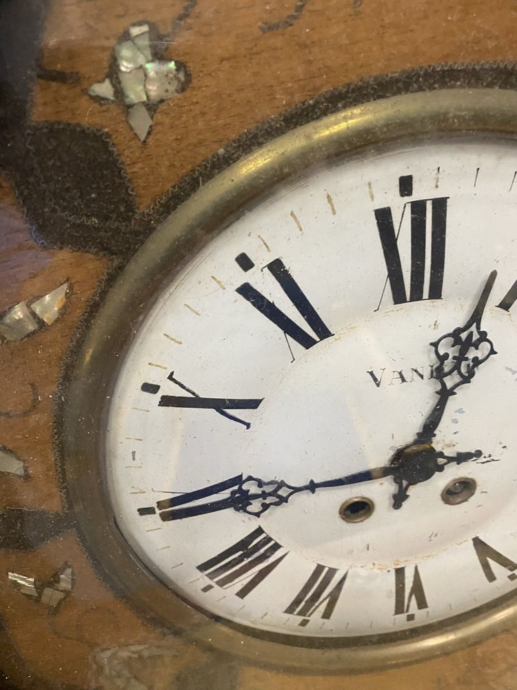 Стар френски часовник с орнаменти от седеф