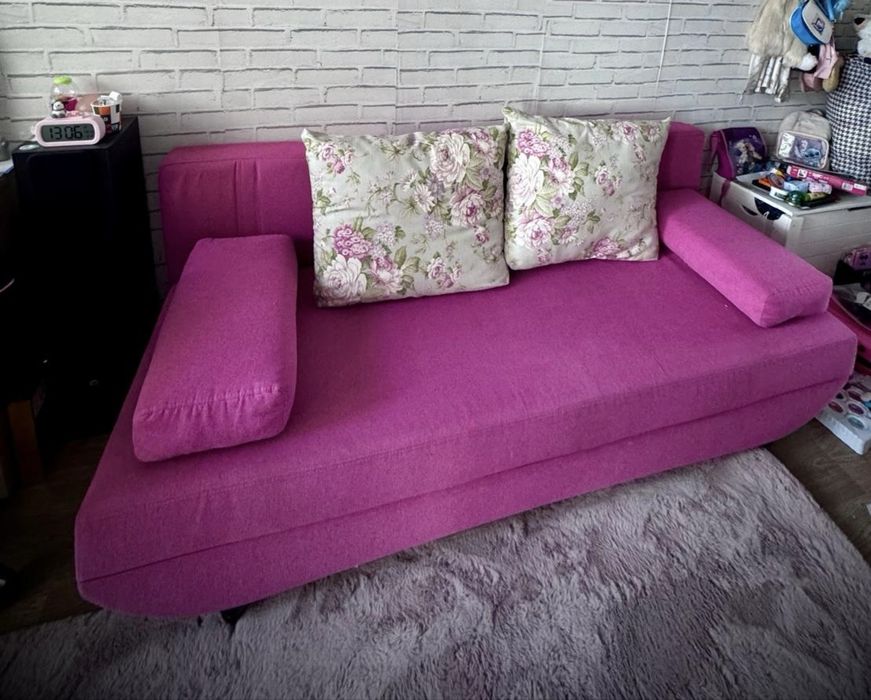 Canapea extensibila cu perne decorative