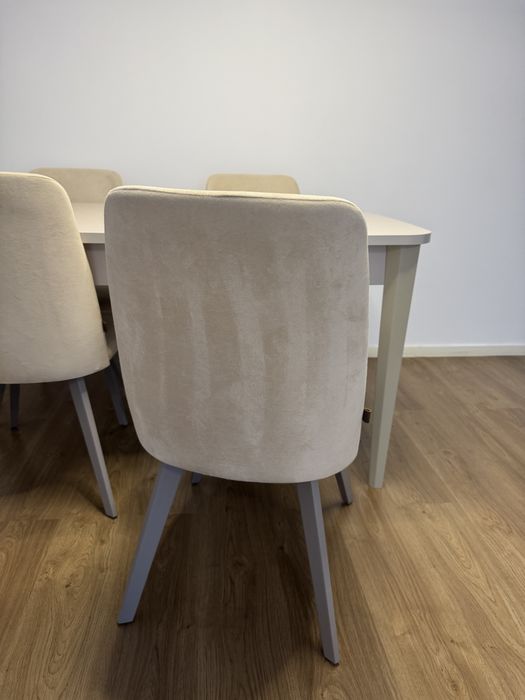 Masa extensibila cu 4 scaune crem