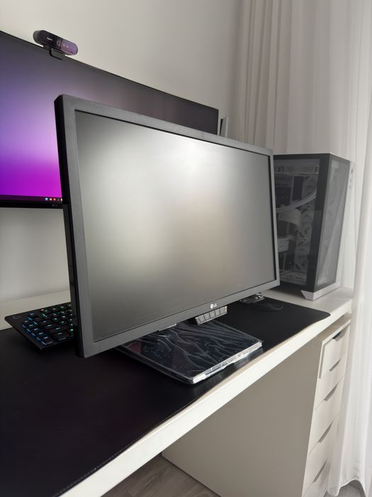 Monitor LG 24GM77 - 24 inch 144hz cu suport birou