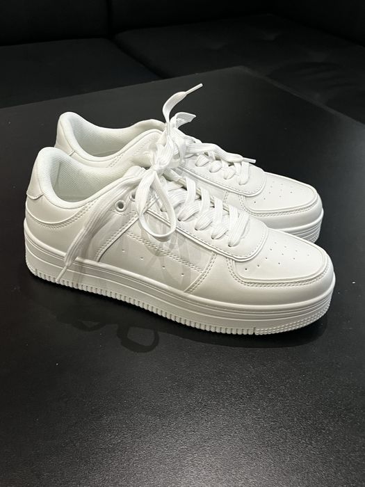 Чисто бели нови кецове 41 номер