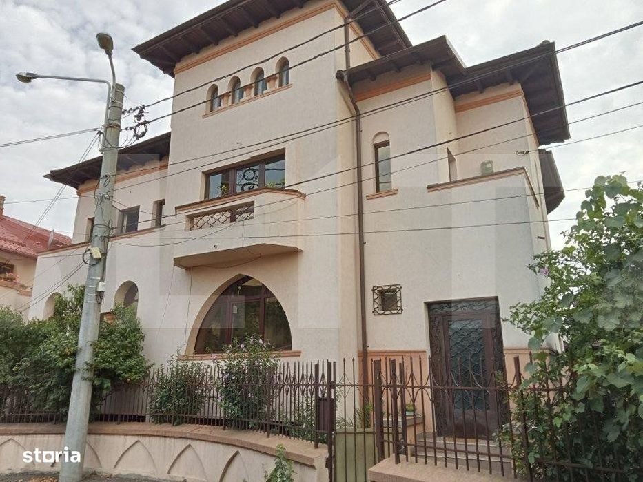 Vila cu 11 camere, 450 mp, teren cu 620 mp, 2 locuri de parcare cu gar