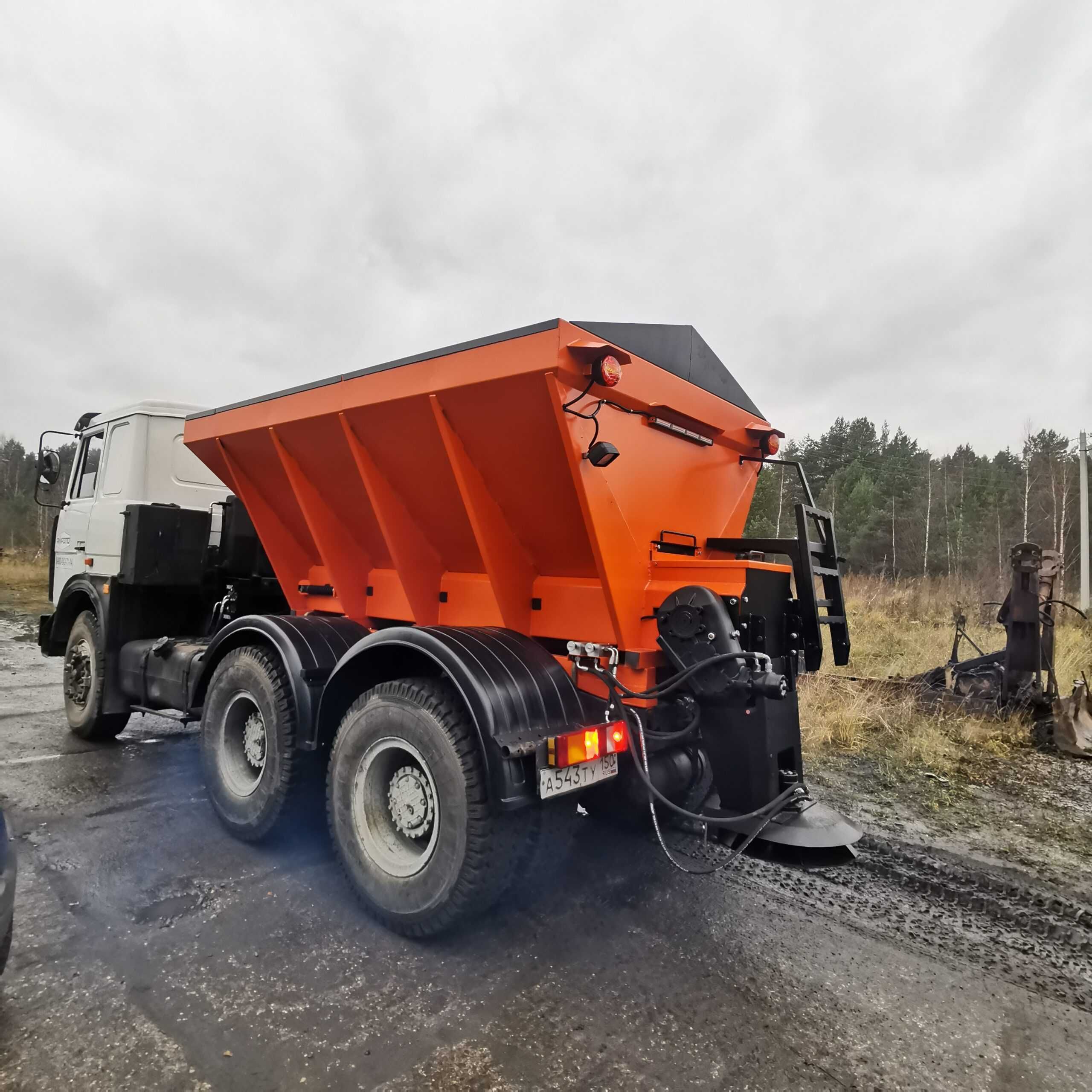 Пескоразбрасыватель на шасси ПРС-6.0 (6-7 куб.)