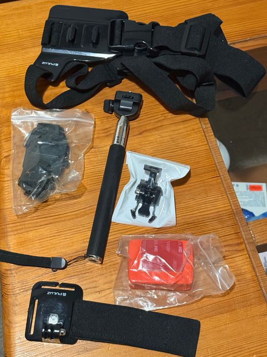 GoPro 12 с 3 батерии , зарядно и аксесоари